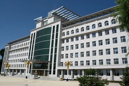 　　学校前身始建于1956年，2000年由原邮电部划转四川省，先后由四川省邮电管理局、四川电信公司、四川电信实业集团有限责任公司管理。经四川省人民政府批准，于2003年在原四川省邮电学校基础上建立四川邮电职业技术学院。 [3] 截至2017年6月，学校总建筑面积112638平方米，教学仪器设备总值8200万元，实验实训室达到72个，馆藏纸质图书27.87万册;设有4个教学系部，开设19个专科专业，1个技能型本科专业;有专任教师191人，全日制本专科学生4000余人