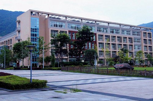 2020年阿坝师范学院五年制大专学校学费是多少